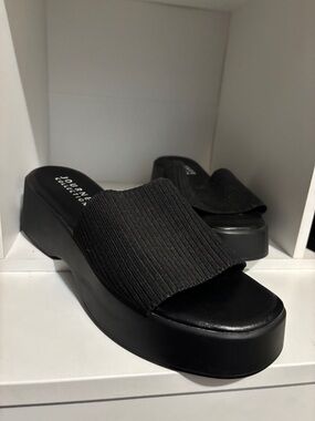Journee Collection 11W Black Ribbed Platform Slides